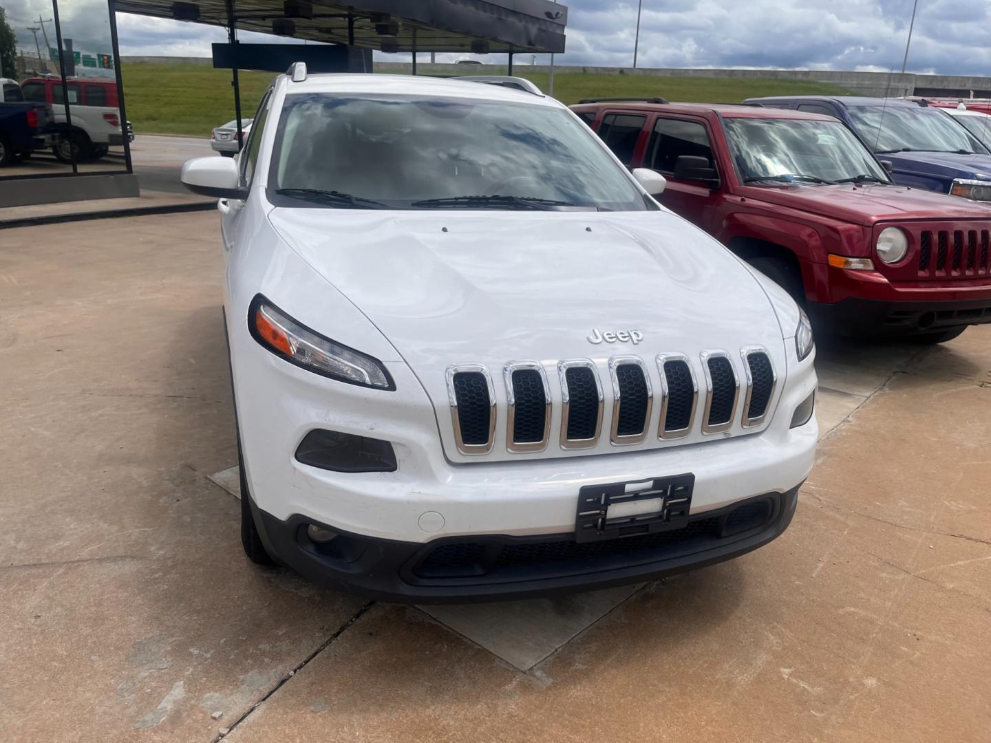 2015 WHITE JEEP CHEROKEE LATITUDE Latitude FWD (1C4PJLCB3FW) with an 2.4L L4 DOHC 16V engine, 9-Speed Automatic transmission, located at 8101 E. Skelly Dr., Tulsa, OK, 74129, (918) 592-3593, 36.121891, -95.888802 - Photo#1